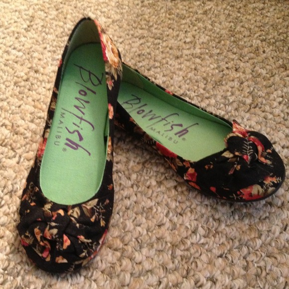 Shoes - 🚫🚫🚫 SOLD 🚫🚫🚫Cute floral flats