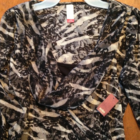 Beautiful blouse - Picture 2 of 3