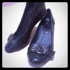 Black wedges
