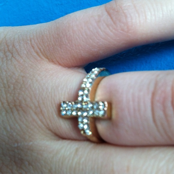 Cross stud ring size 8