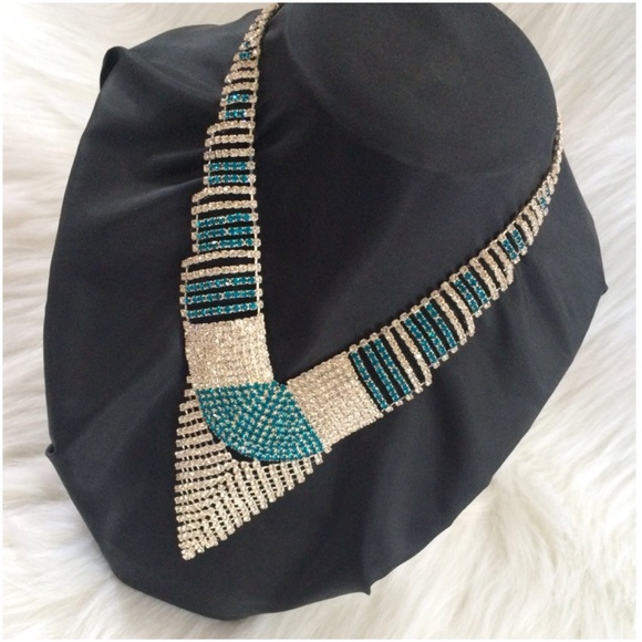 π2X HOST PICKπ Crystal Necklace and Earring Set - Picture 3 of 4