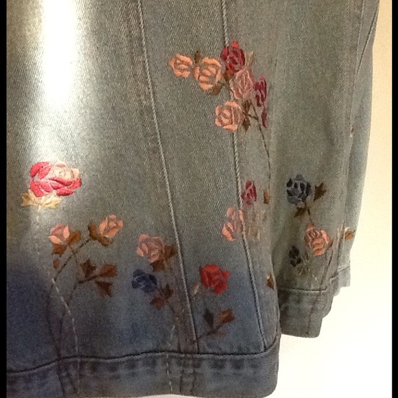 {{Sold}}Embroidered jean jacket - Picture 2 of 3