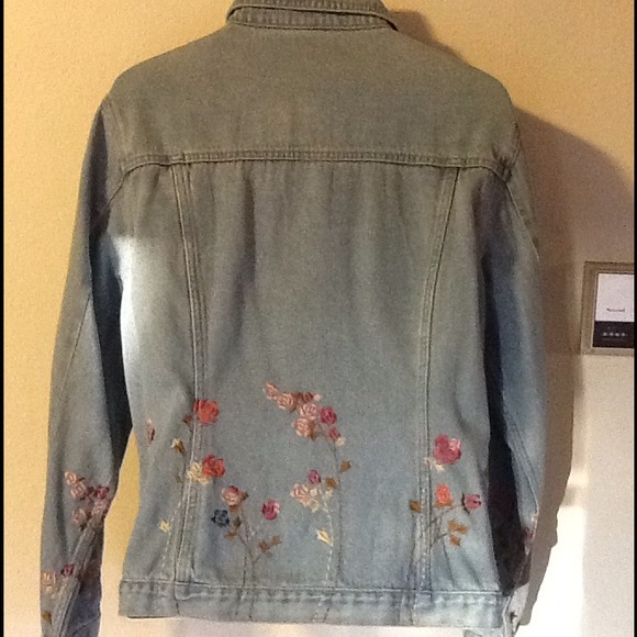 {{Sold}}Embroidered jean jacket - Picture 3 of 3