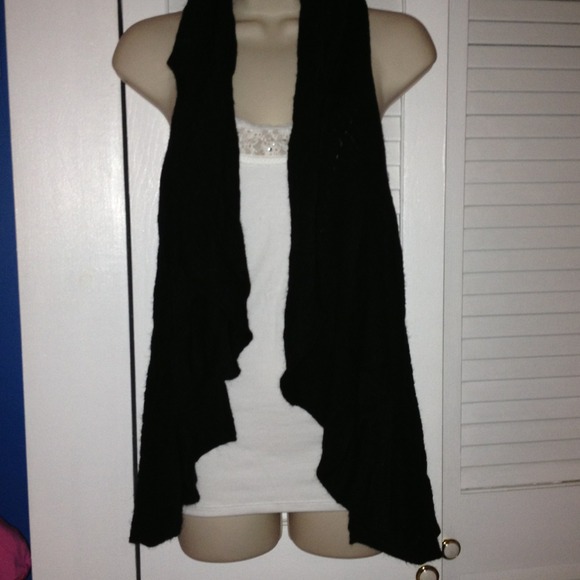 Ruffled sleeveless cardi