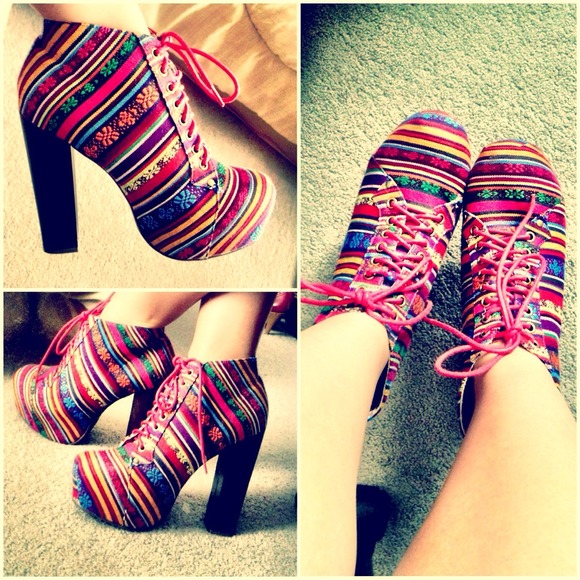 🎉SOLD🎉 Patterned Lita style shoes size 6.5