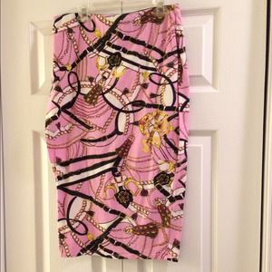 Pink skirt with chain design