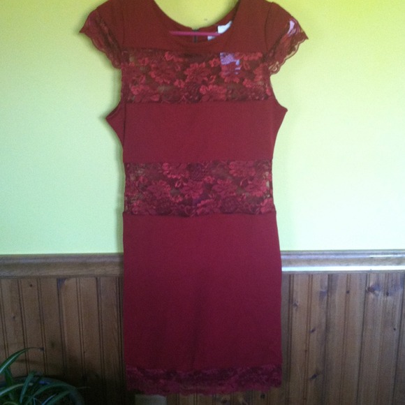 Red lace dress - Picture 1 of 4