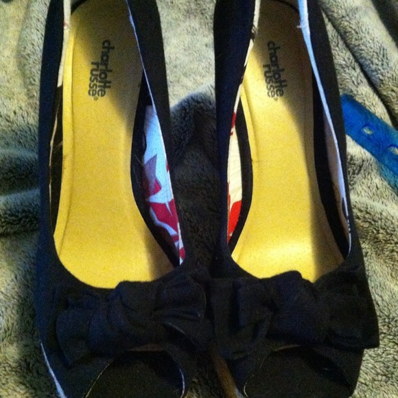 Black Bow Huge Wedges!