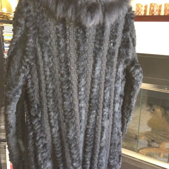 Chic black sweater with fox and rabbit fur detail - Picture 2 of 4