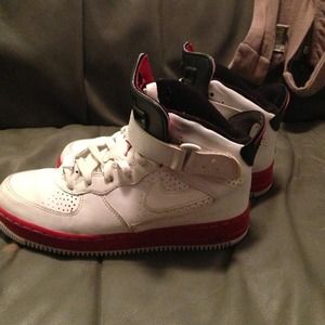 Jordan sneakers sz 5 (7 women)