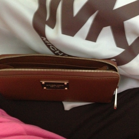 Jet Set Michael Kors Wallet - Picture 3 of 4