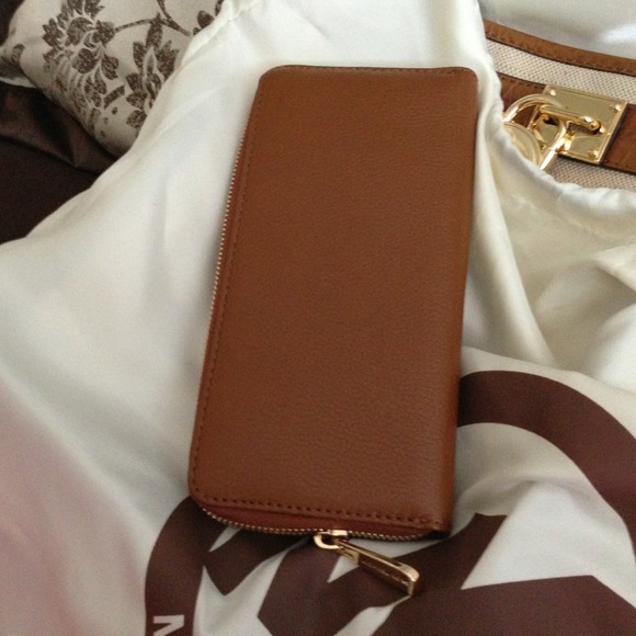 Jet Set Michael Kors Wallet - Picture 4 of 4