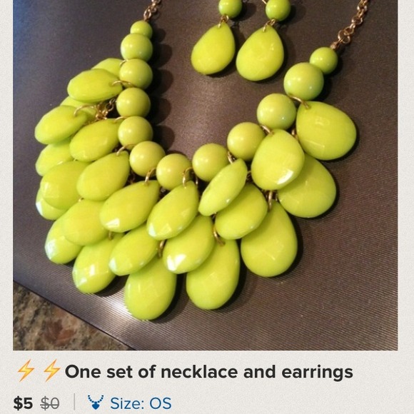 Handbags - RESERVED -- A white fashion handbag and set pic 1