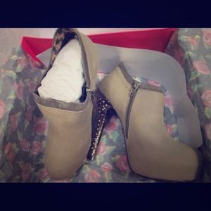 Betsey Johnson Viivian Bootie, Grey Leather