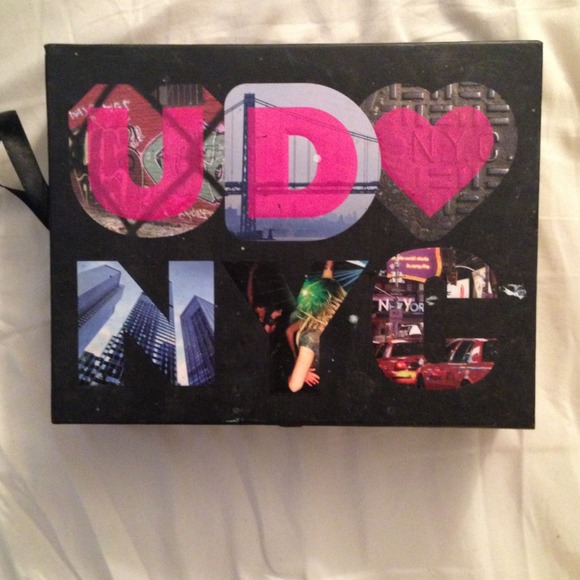 Barely used Urban Decay Book of Shadows!! 🎀