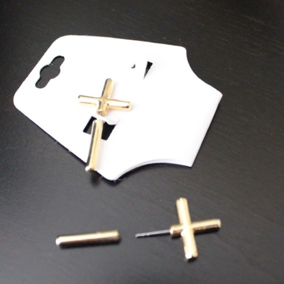 Jewelry - 🎉Host Pick🎉 Cross earrings