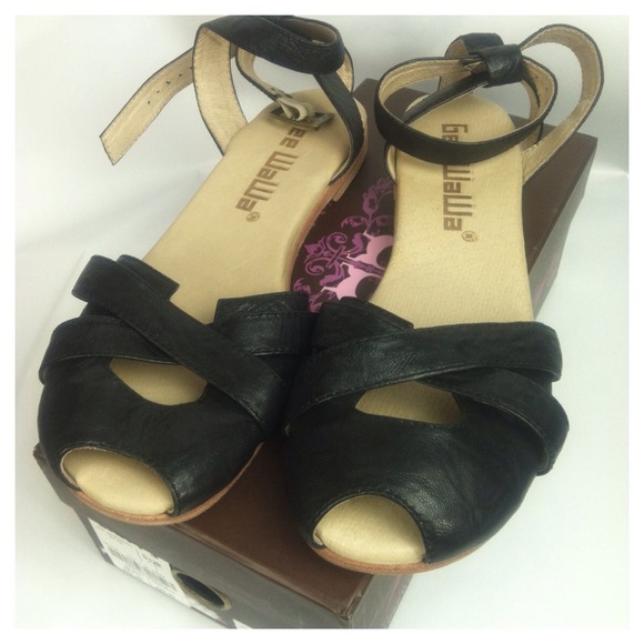 Gee' WaWa Black Leather "Belle" Sandels