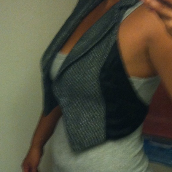 Cute vest  - Picture 2 of 3