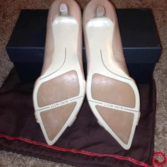 Nine West Shoe - Picture 3 of 3
