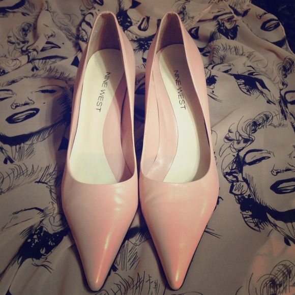 Pink leather narrow toed pumps