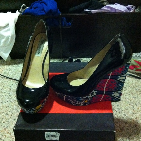Black wedges