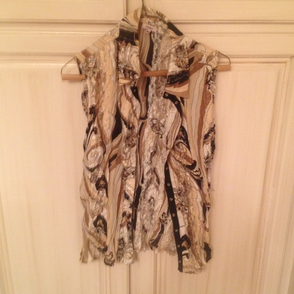 Sleeveless buckle down top.