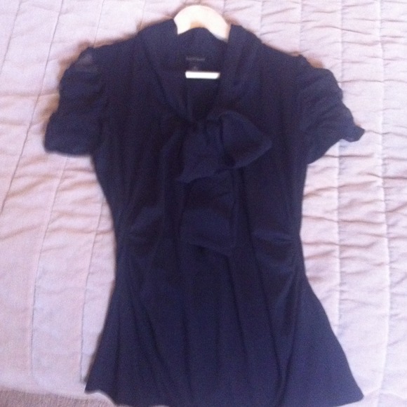 Sold in bundle 🌺Black top with the bow size small