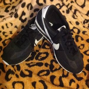 ⭐ON HOLD⭐FOR AFROSHELLEY NIKE TENNI SHOES SIZE 9