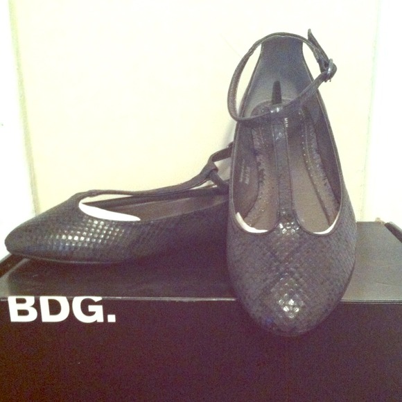 ✨Urban outfitters t-strap snakeskin flats✨