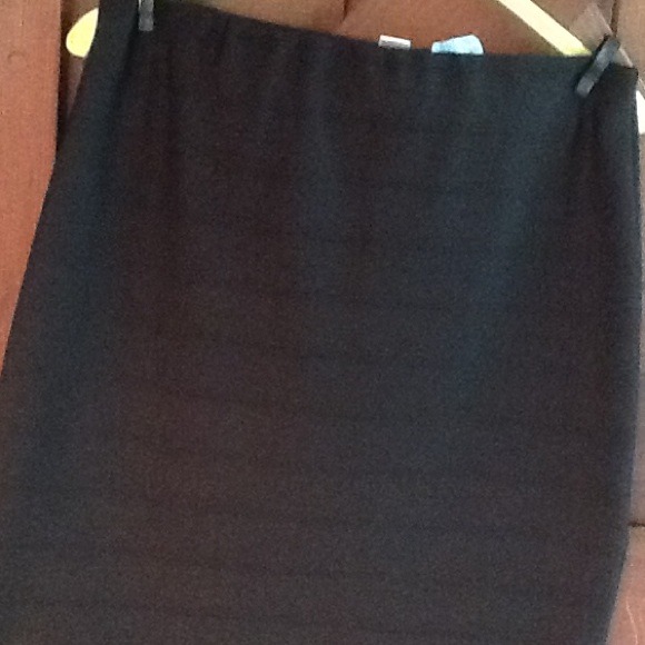 Short black fitted skirt.