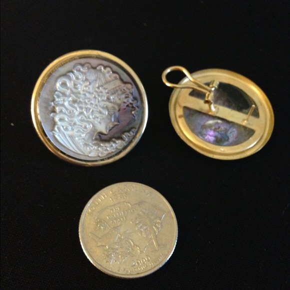 ❌SOLD OUT❌Stunning 14k Gold MOP Cameo Earring Esta - Picture 2 of 4