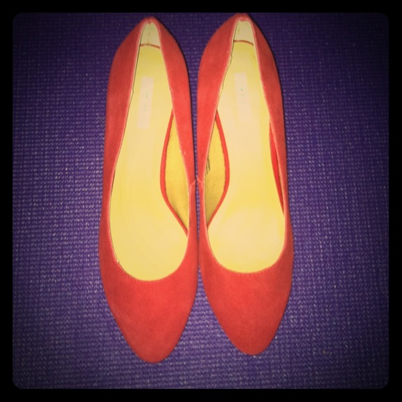 Red pumps
