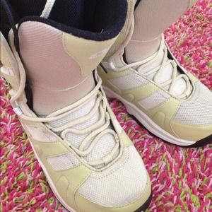 Women's Morrow WildFlower size 8 snowboots