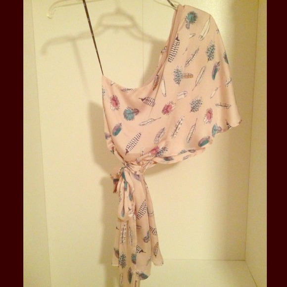 One shoulder top with feather print