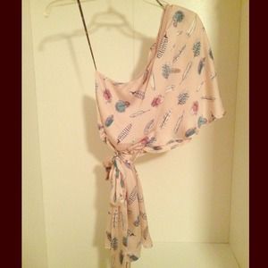 One shoulder top with feather print