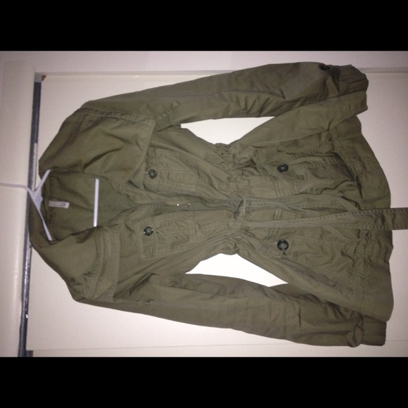 Like new gorgeous olive military belted jacket😱