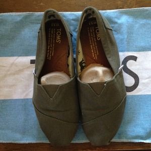 TOMS - Olive - 6.5