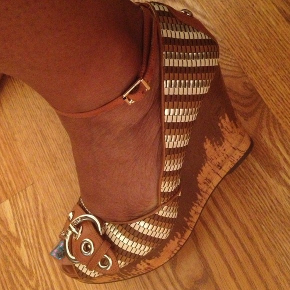 BCBG wedge shoes: SOLD - Picture 3 of 5