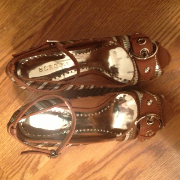 BCBG wedge shoes: SOLD - Picture 4 of 5