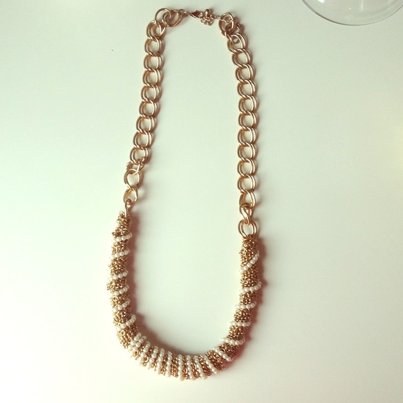 Long chain necklace with pearls
