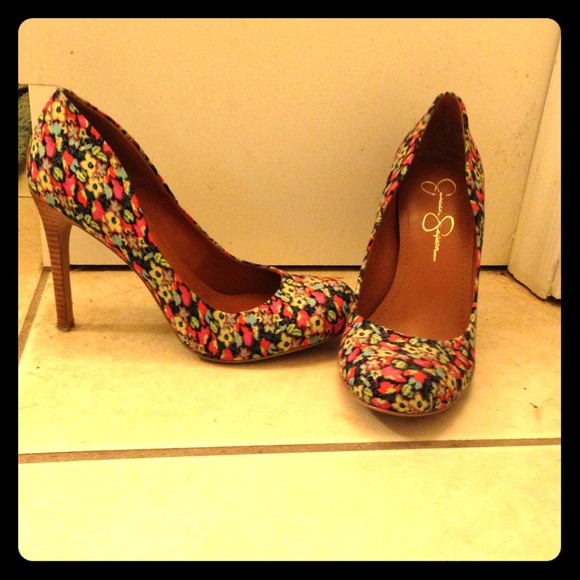 Jessica Simpson floral closed toed pumps