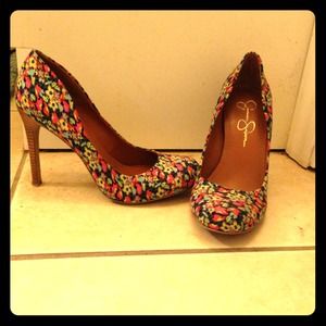 Jessica Simpson floral closed toed pumps