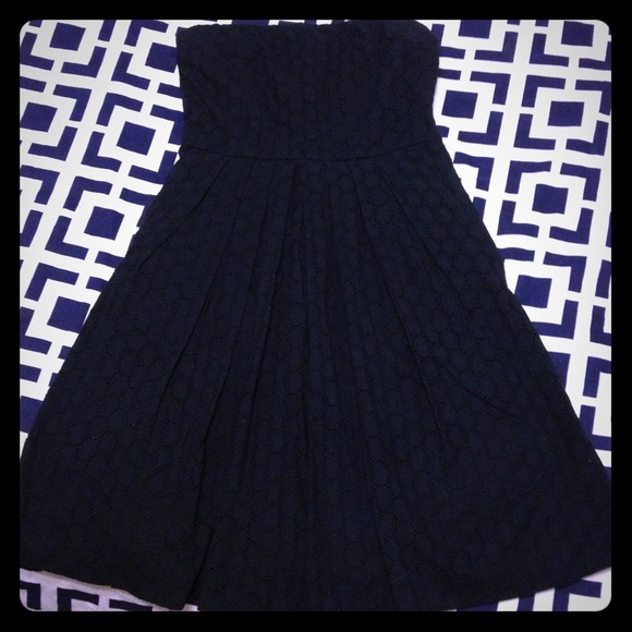 Gap navy eyelet strapless dress - Size 2