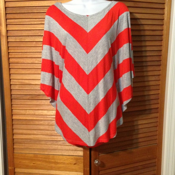 🔴Sold in bundle🔴🌺NWT, beautiful Philosophy top