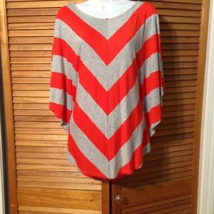 🔴Sold in bundle🔴🌺NWT, beautiful Philosophy top