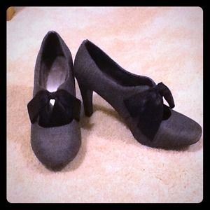 Black heels with bow