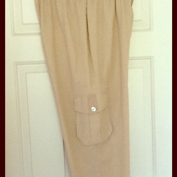 TAN CAPRI'S WITH POCKETS ON THE SIDE