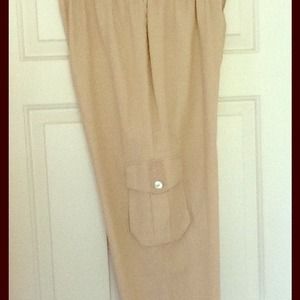 TAN CAPRI'S WITH POCKETS ON THE SIDE