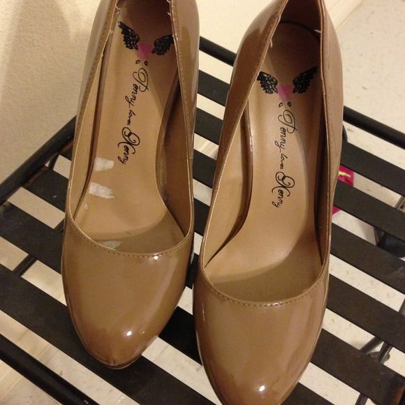 Shoes - Picture 2 of 4