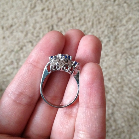 Sterling silver blue cubic zirconium ring - Picture 3 of 4